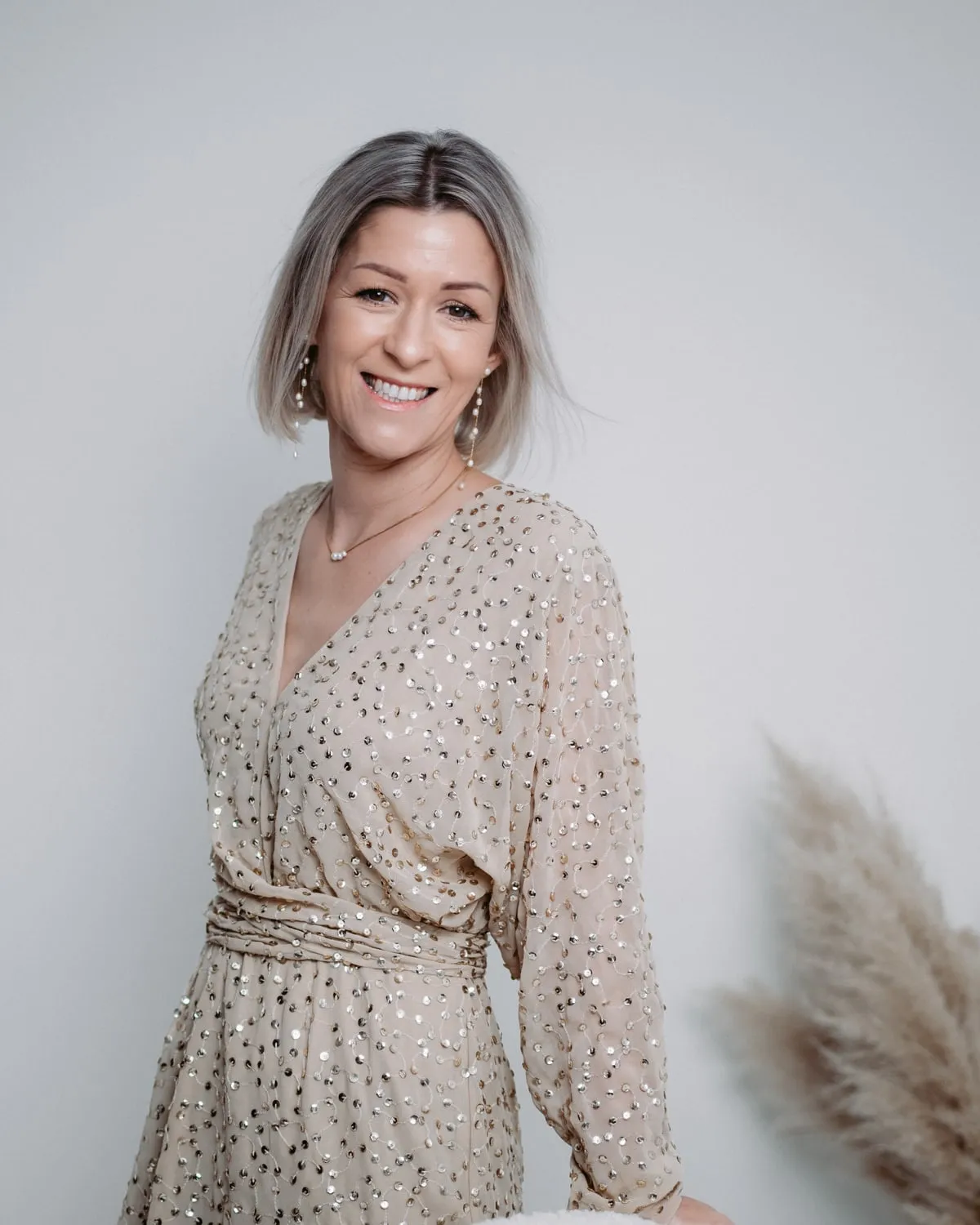 Christina Hohensinn lächelt strahlend im schimmernden Pailletten-Kleid