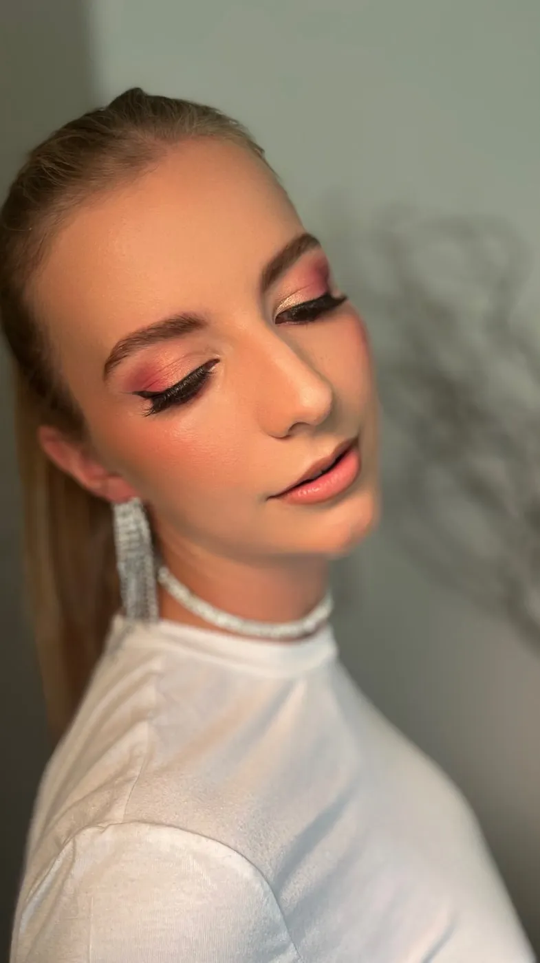 Festliches Make-up in Apricot mit silbernen Statement-Ohrringen