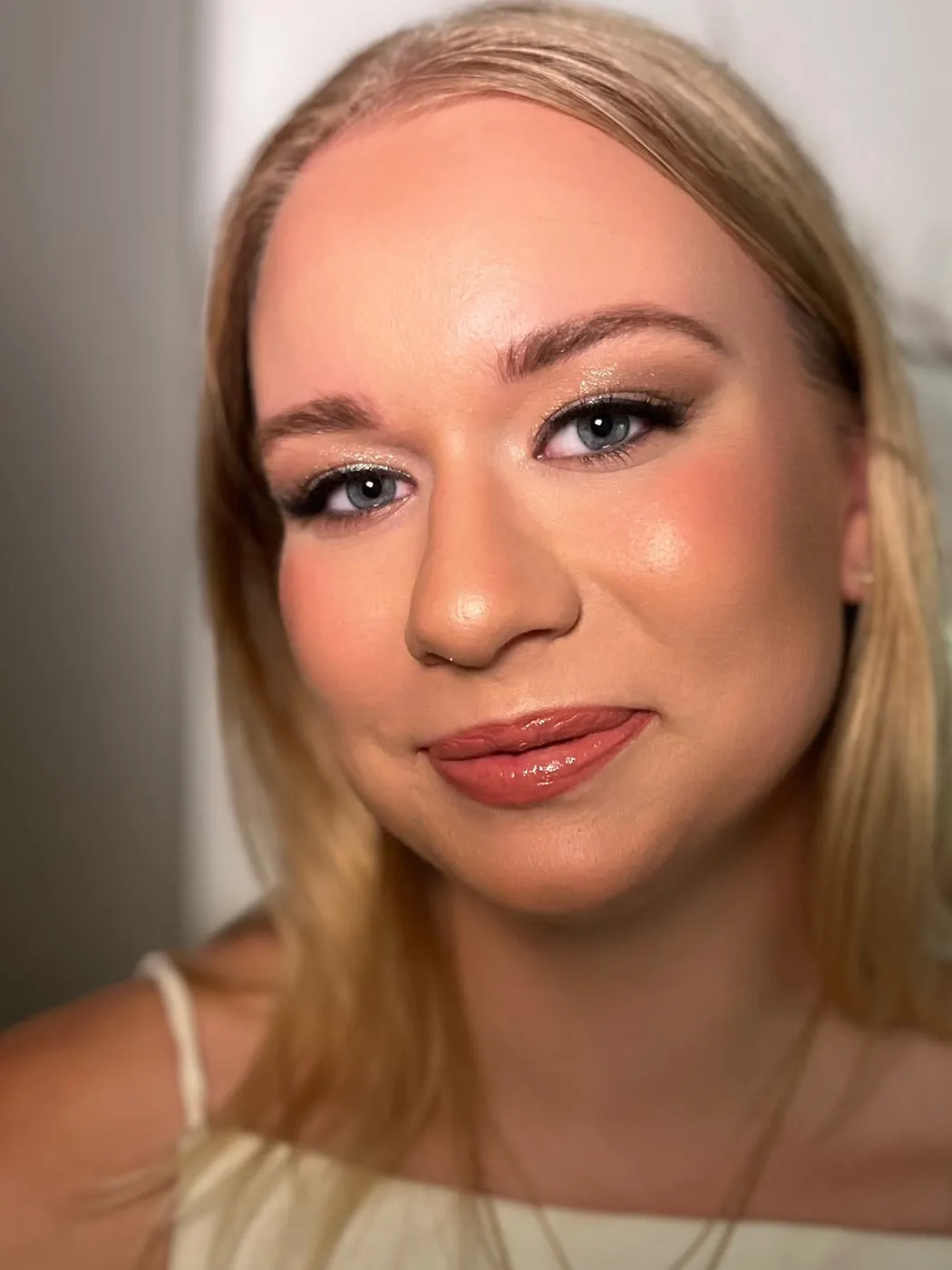 Warmes Abend-Make-up mit glänzendem Teint