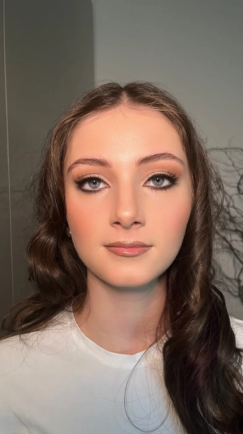 Elegantes Abend-Make-up mit weichen Wellen