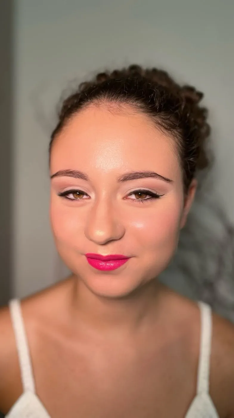 Ausdrucksstarkes Make-up mit pinken Lippen