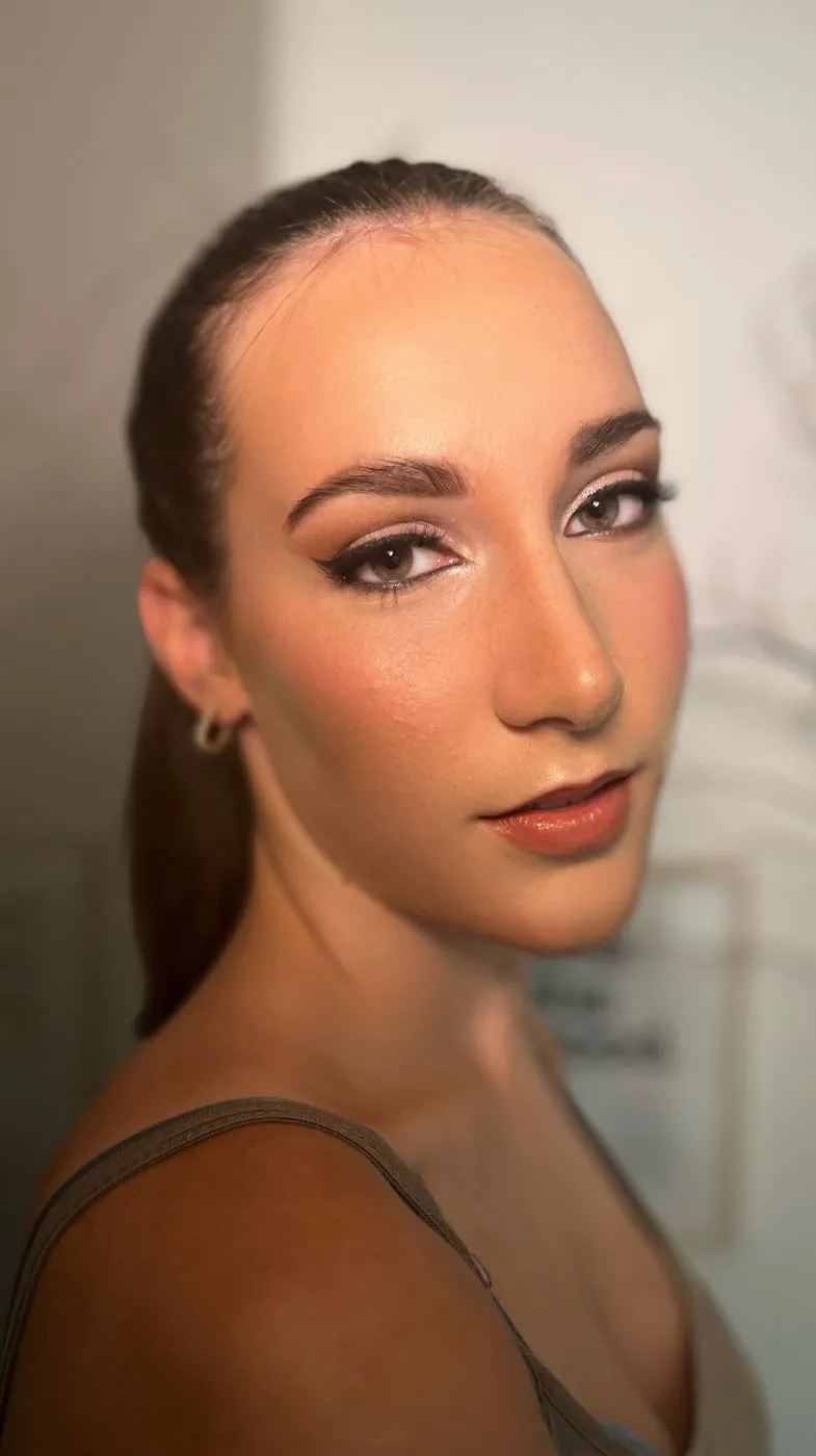 Glow-Make-up mit geflochtenem Haarkranz im Profil