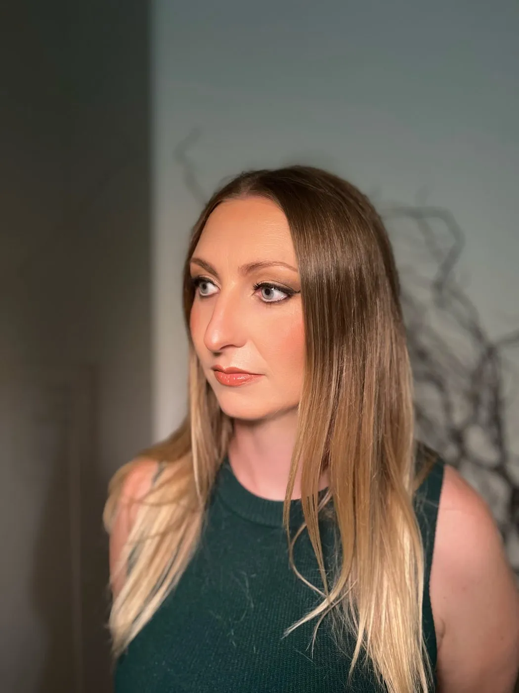 Klassisches Abend-Make-up mit sleekem Haar im Halbprofil