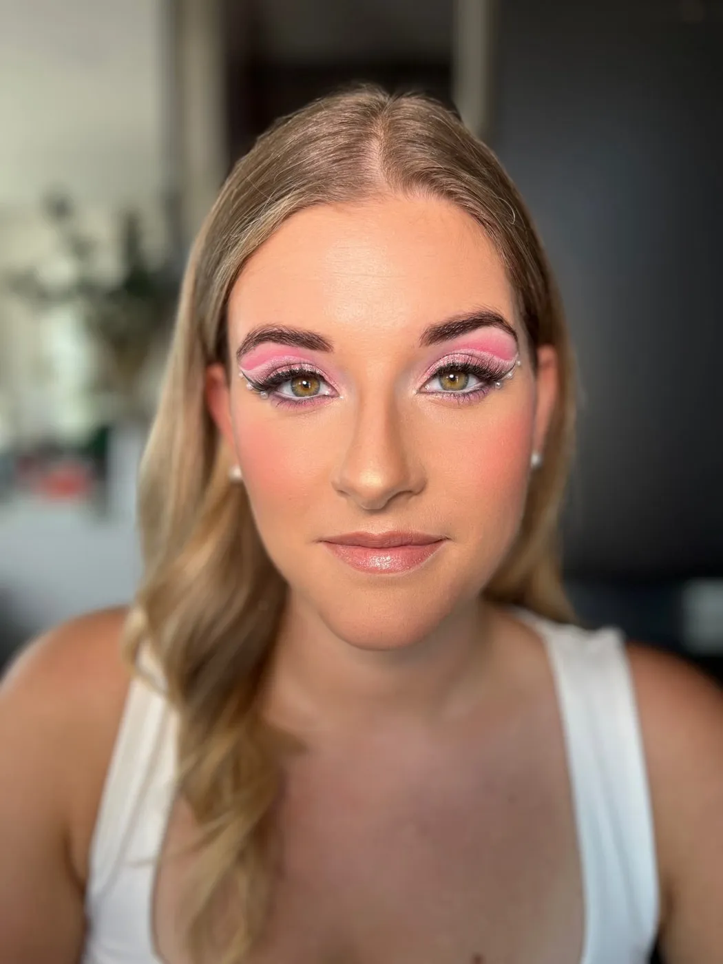 Kreativer Grafik-Lidstrich in Rosa