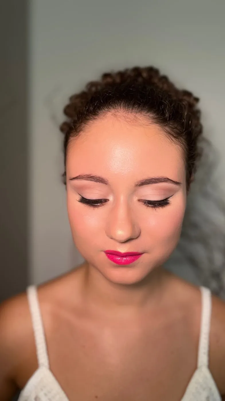 Festliches Make-up mit Hochsteckfrisur und geschwungenem Lidstrich