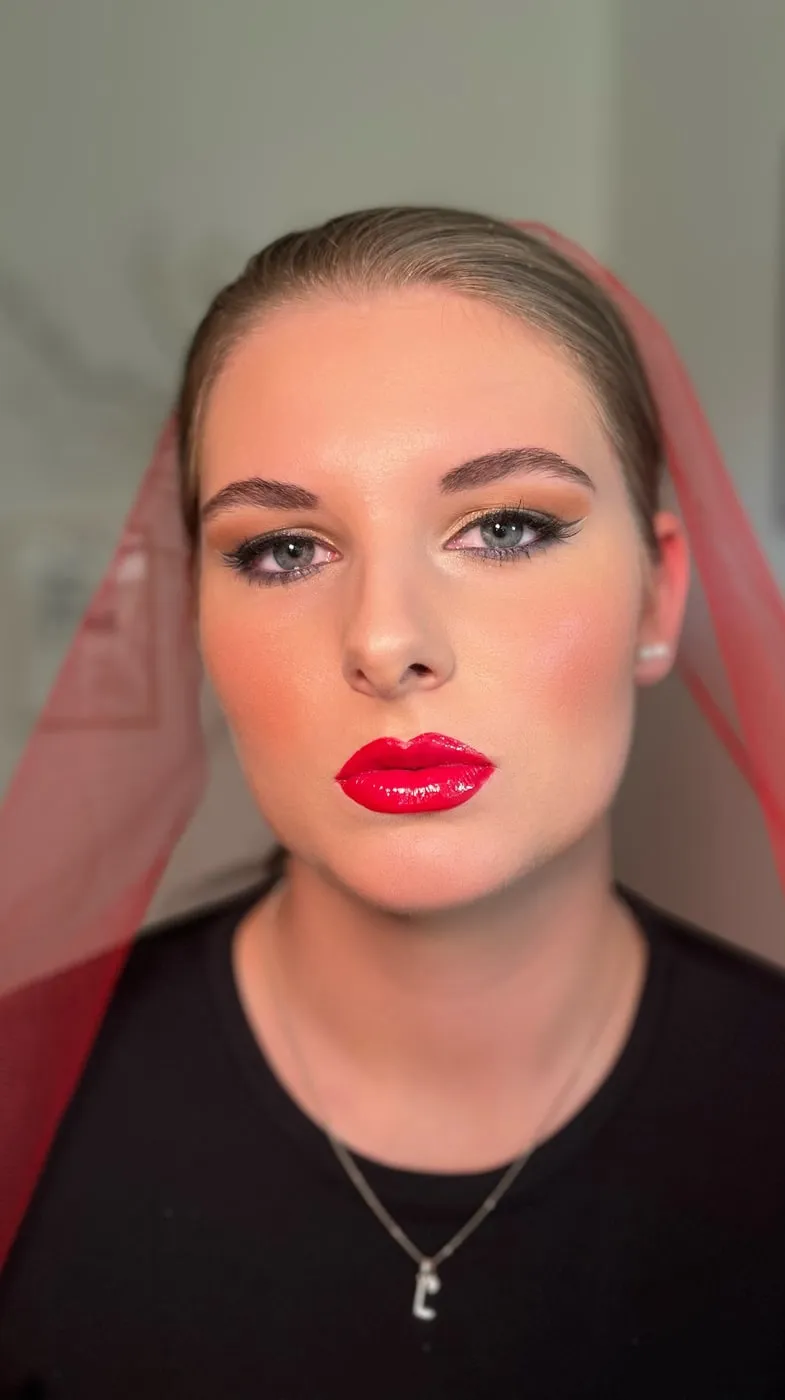 Glamour-Make-up mit roten Lippen und grafischem Lidstrich