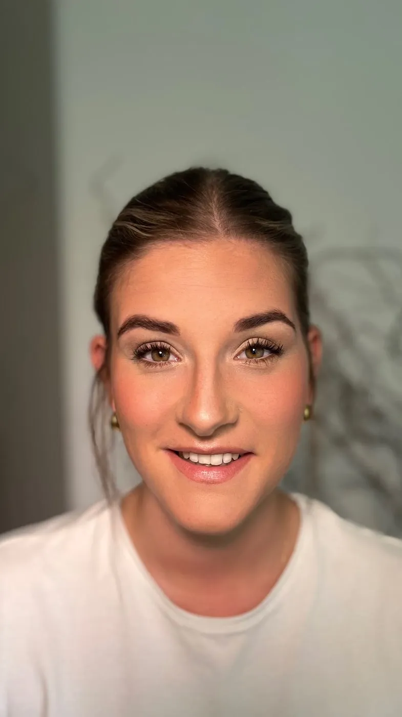 Natürliches Braut-Make-up mit Hochsteckfrisur