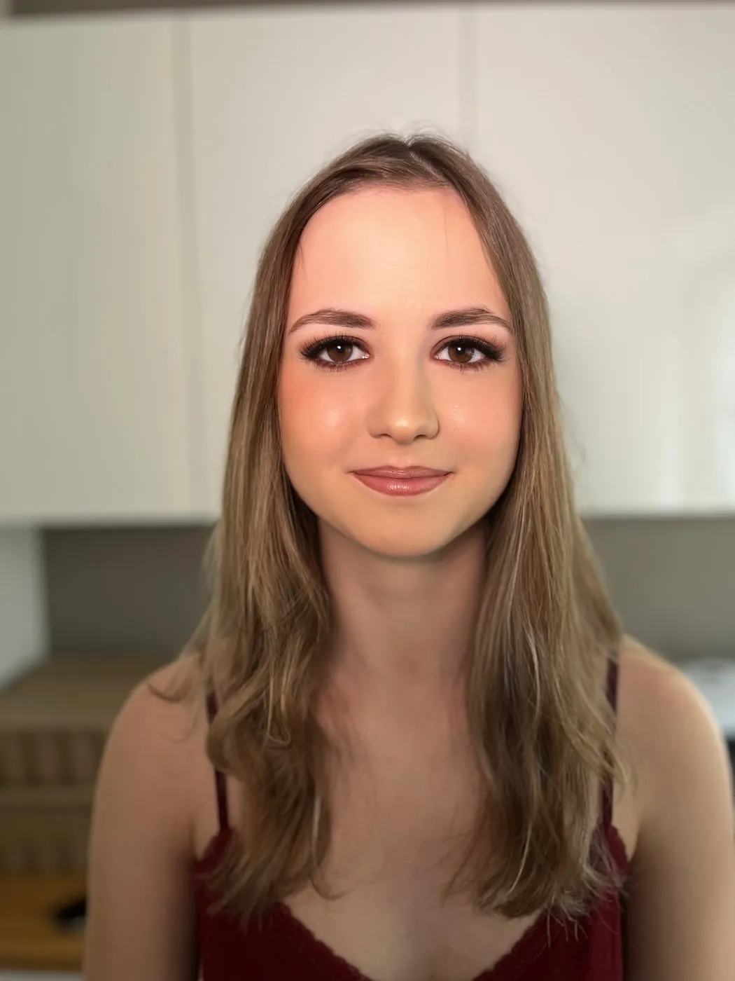 Dezentes Make-up mit weichem Augenaufschlag