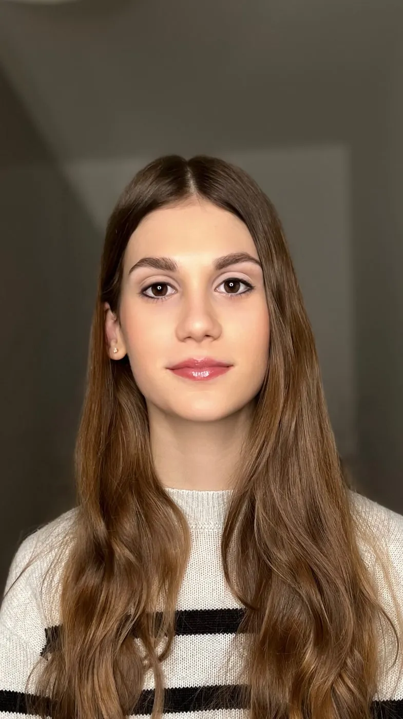 Natürliches Make-up mit betonten Augenbrauen