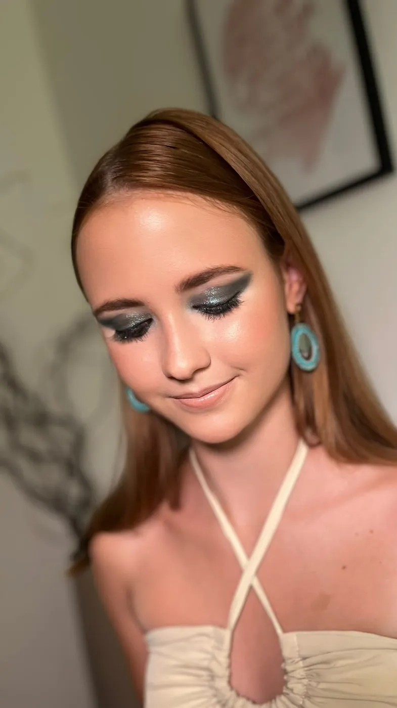 Glitzer-Smokey-Look in Türkis mit passenden Ohrringen
