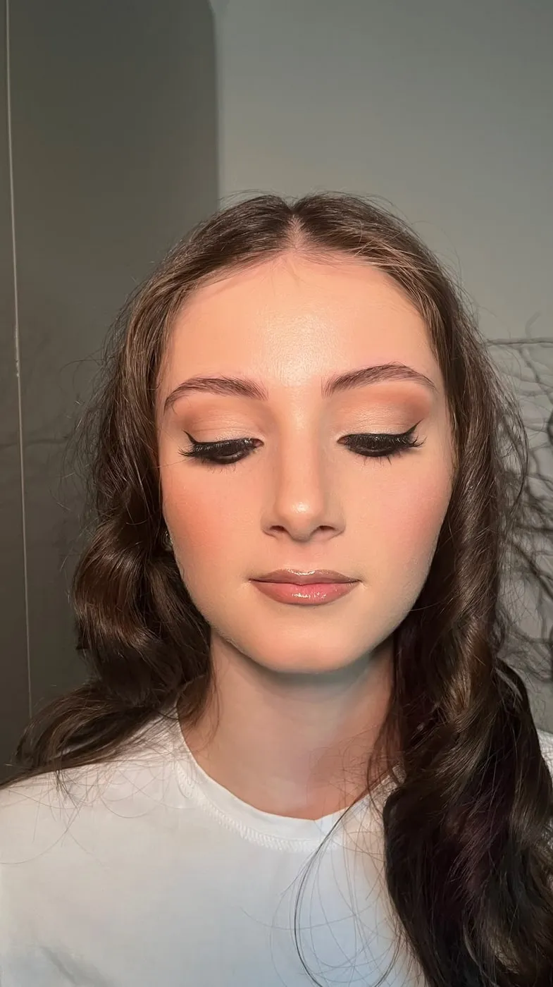 Soft-Glam-Make-up mit geschwungenem Lidstrich und offenen Wellen