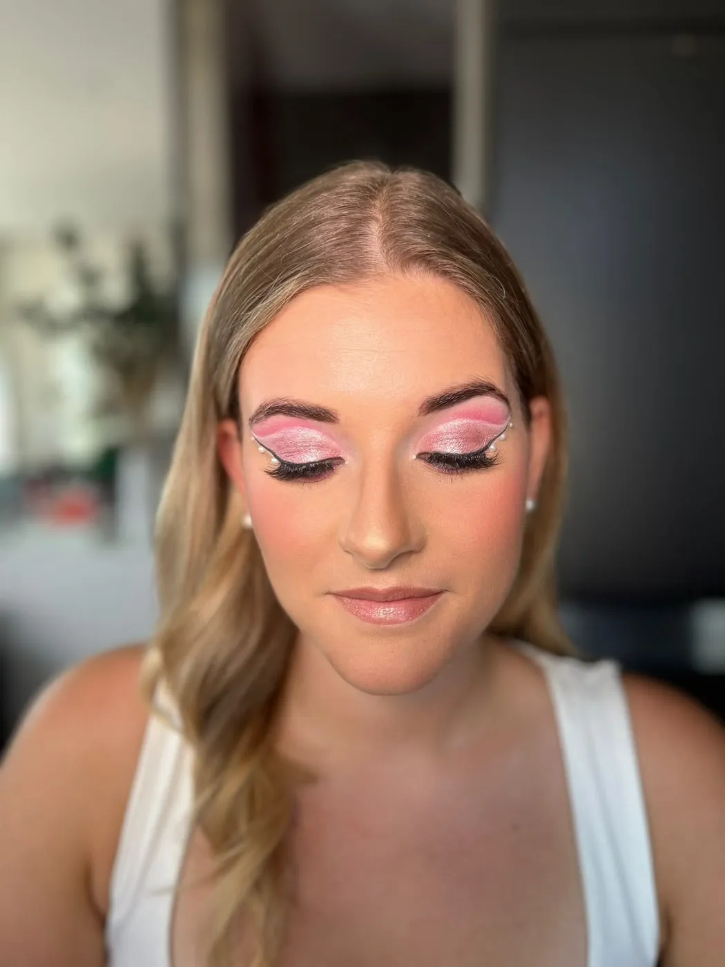 Rosa Glam-Look mit Perlen-Akzenten am Lidstrich