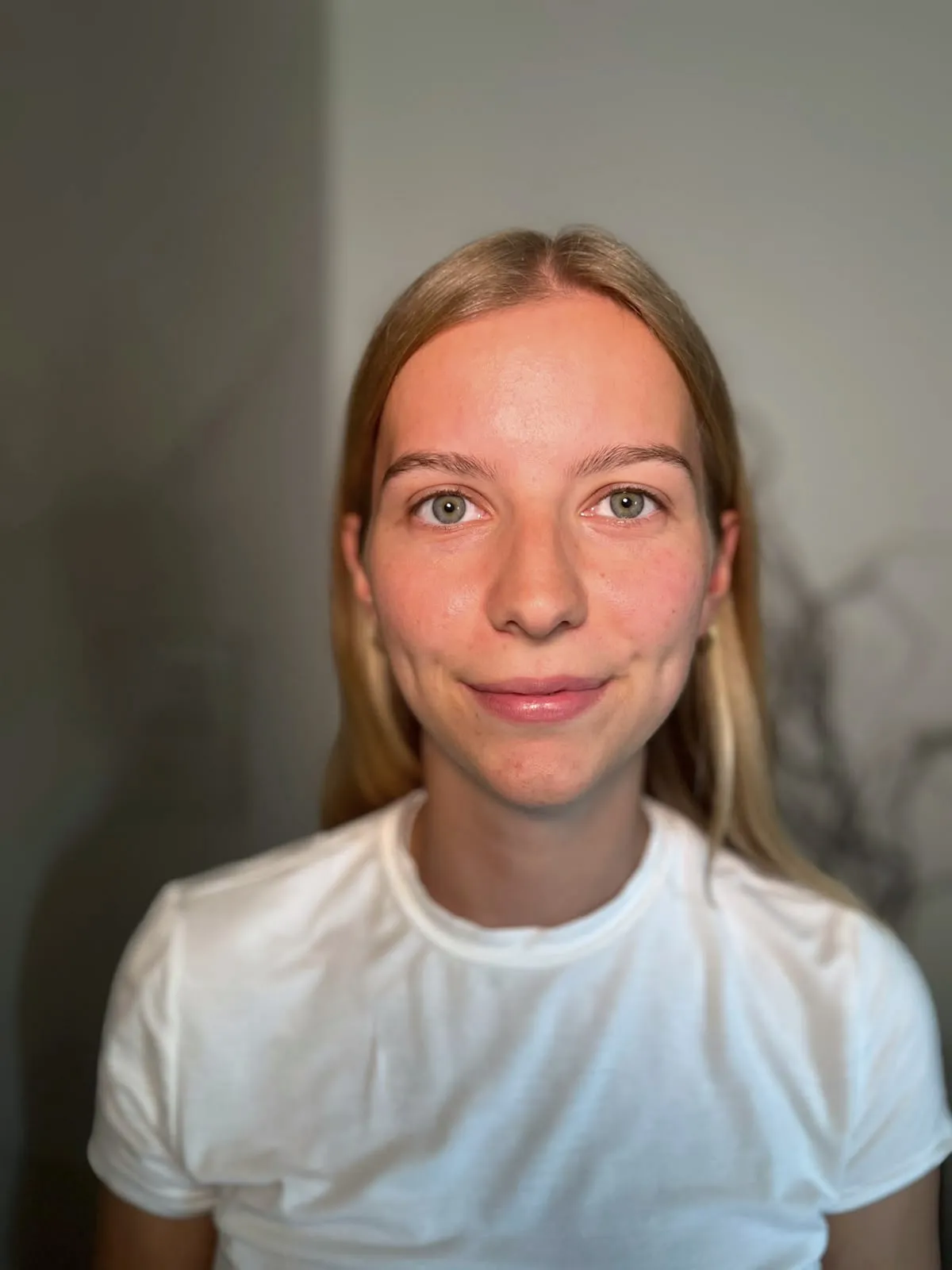 Junge blonde Frau ungeschminkt, vor dem Make-up