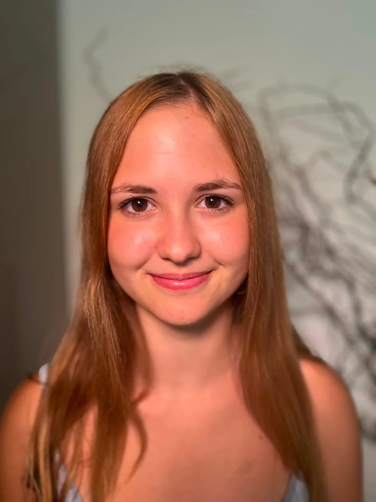 Junge Frau mit langen rotblonden Haaren ungeschminkt, vor dem Make-up